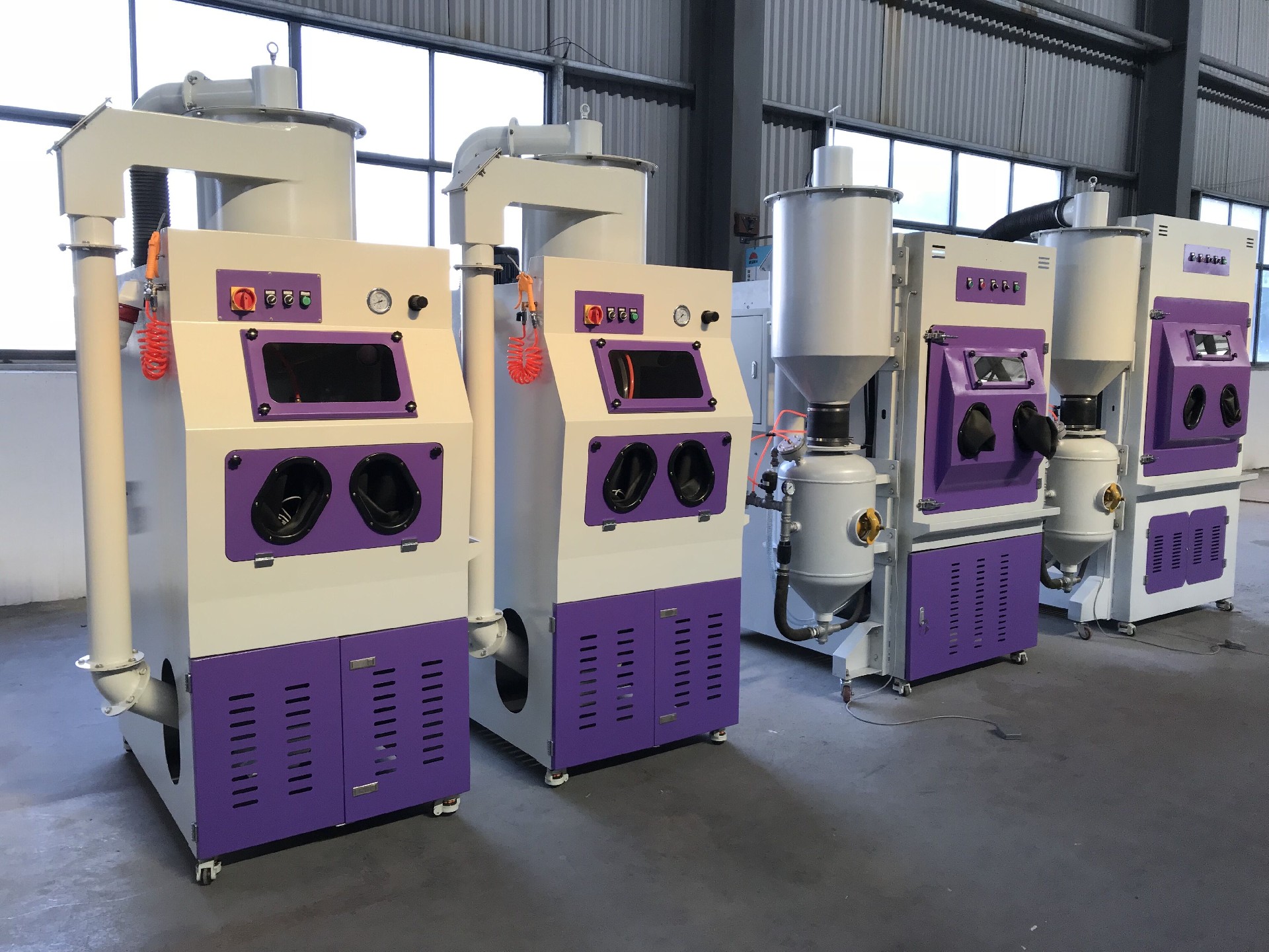 TBSN850箱式手動噴砂機-產(chǎn)品尺寸（mm）：103512502050 噴砂倉尺寸（mm）：850850700 艙門尺寸（mm)：592598 產(chǎn)品質量：約350kg 電源···